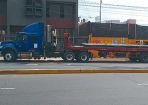 Fotografía de transporte-en-semi-trailer-grua